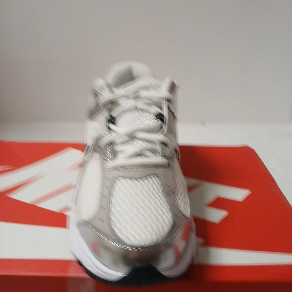 BOXED PAIR OF NIKE V5 RNR (GS) YOUTH TRAINERS – UK 5.5
