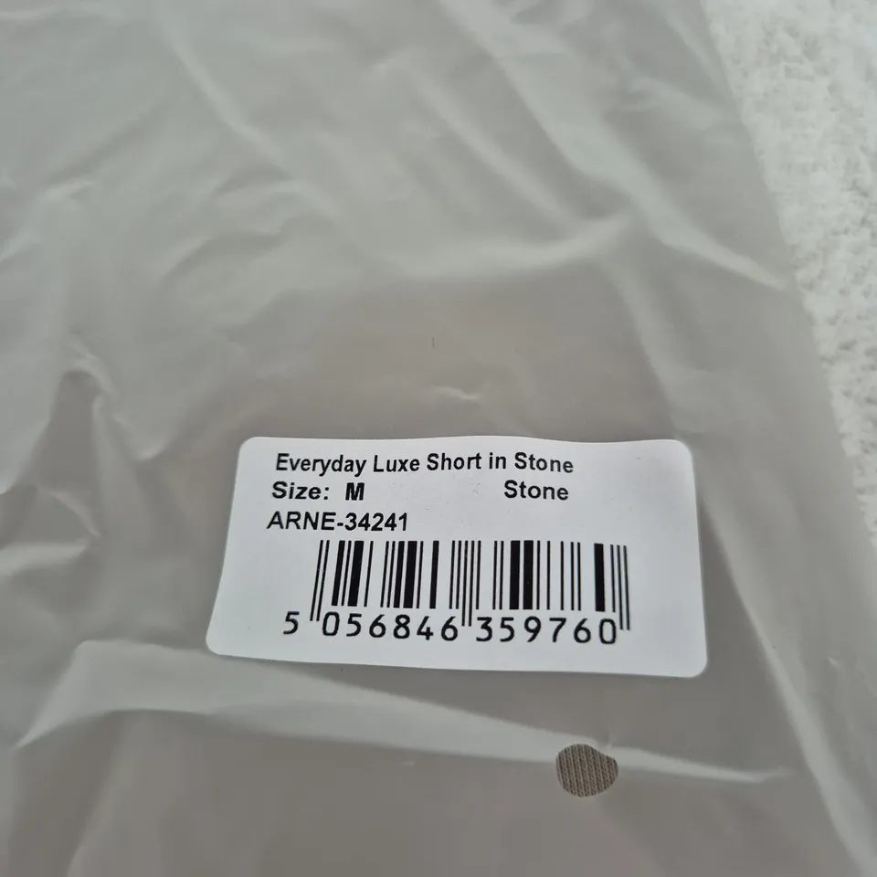 ARNE EVERYDAY LUXE SHORT IN STONE – SIZE M