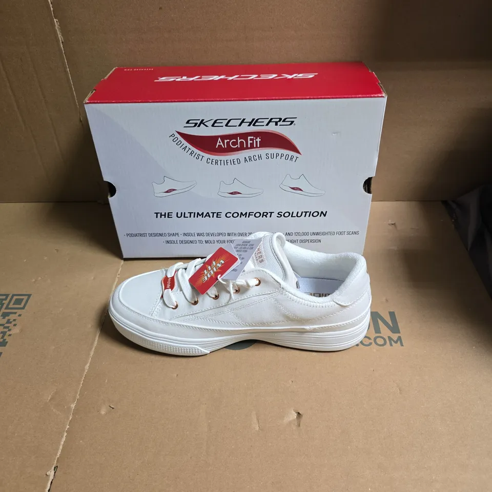 BOXED SKECHERS ARCH FIT WHITE SNEAKERS - WIDE FIT - UK SIZE 7