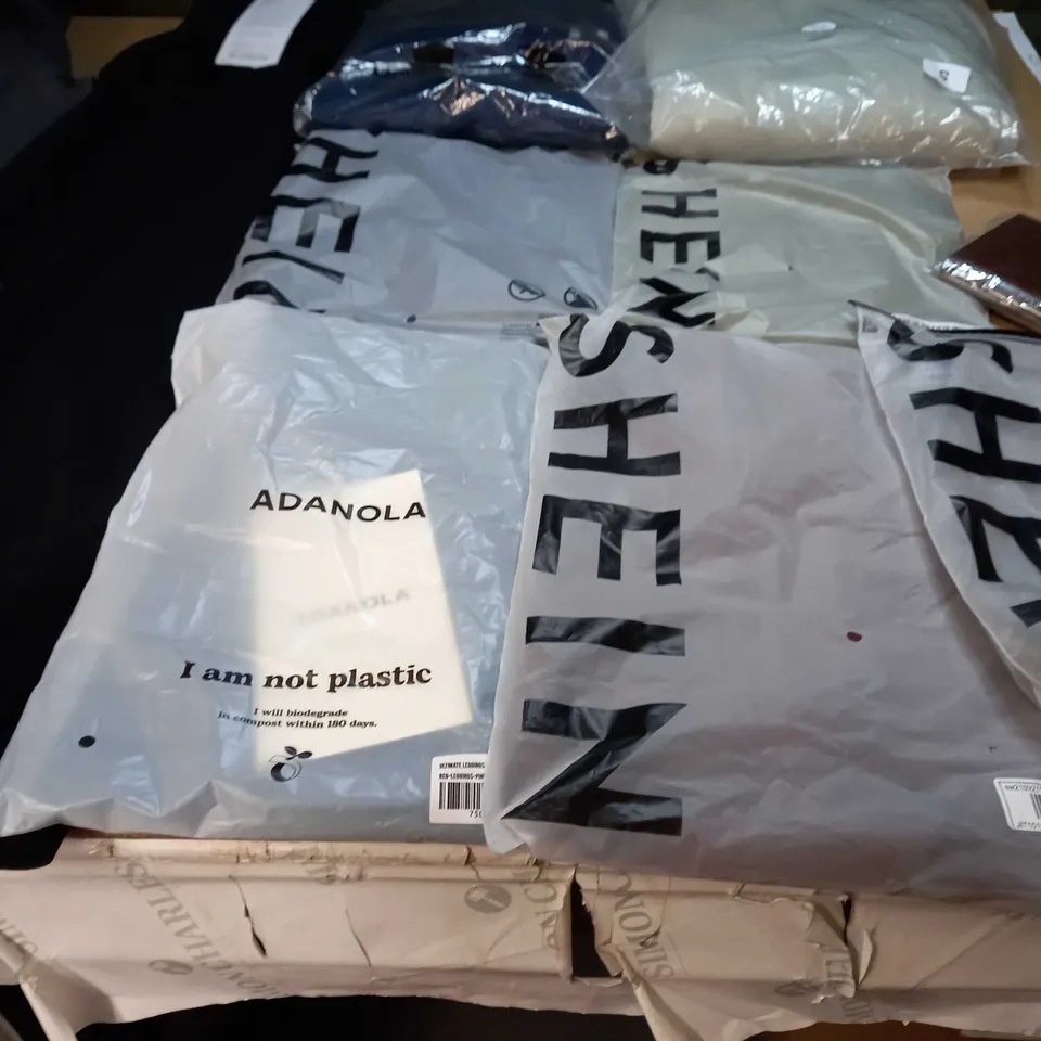 LOT OF APPROX 20 ASSORTED CLOTHING ITEMS VARYING IN SIZE/COLOUR/STYLE TO INCLUDE: TROUSERS, SKIRTS, TOPS