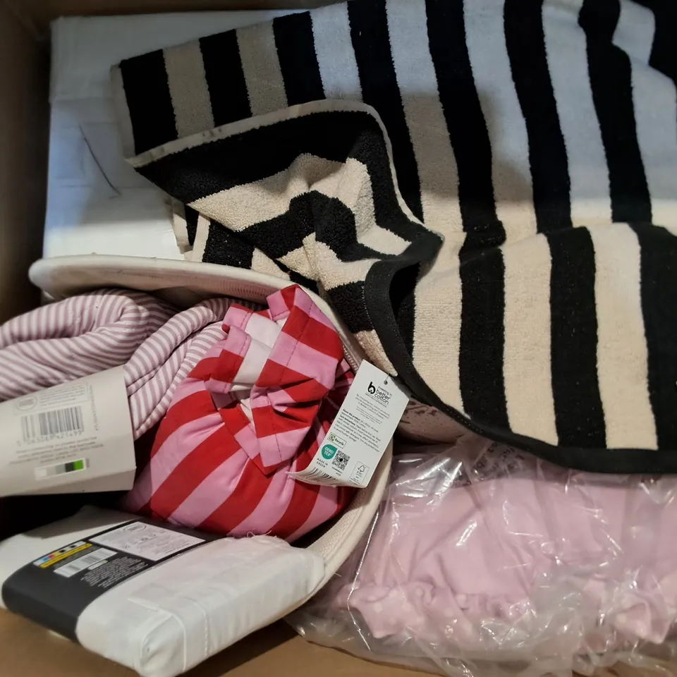 BOX OF APPROXIMATELY 12 ASSORTED BEDDING AND SOFT FURNISHING  ITEMS TO INCLUDE - KIDS MATTRESS PROTECTION SINGLE , ELEPHANT FLOOR MAT , PAW PATROL DUVET SET ETC