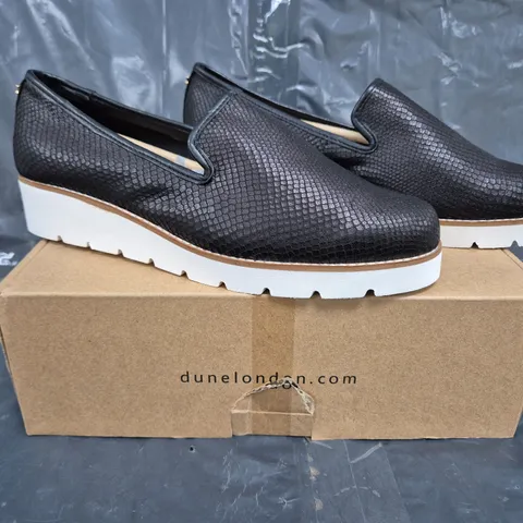 BOXED PAIR OF DUNE LONDON GILLIARD FLATFORM SLIPPER CUT LOAFER IN BLACK SIZE 8