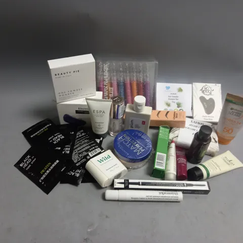 APPROXIMATELY 30 ASSORTED HEALTH AND BEAUTY PRODUCTS TO INCLUDE BEAUTY PIE ONE POWDER WONDER, GRUUM DAILY DEFENCE LOTION, REVOLUTION POUT BOMB PLUMPING LIP GLOSS