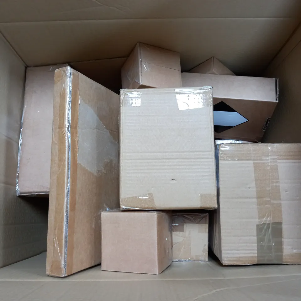 APPROXIMATELY 10 ASSORTED ITEMS TO INCLUDE ELEMIS DUO, STAR TREE ORNAMENTS, PRIA BEAUTY CREME, ETC