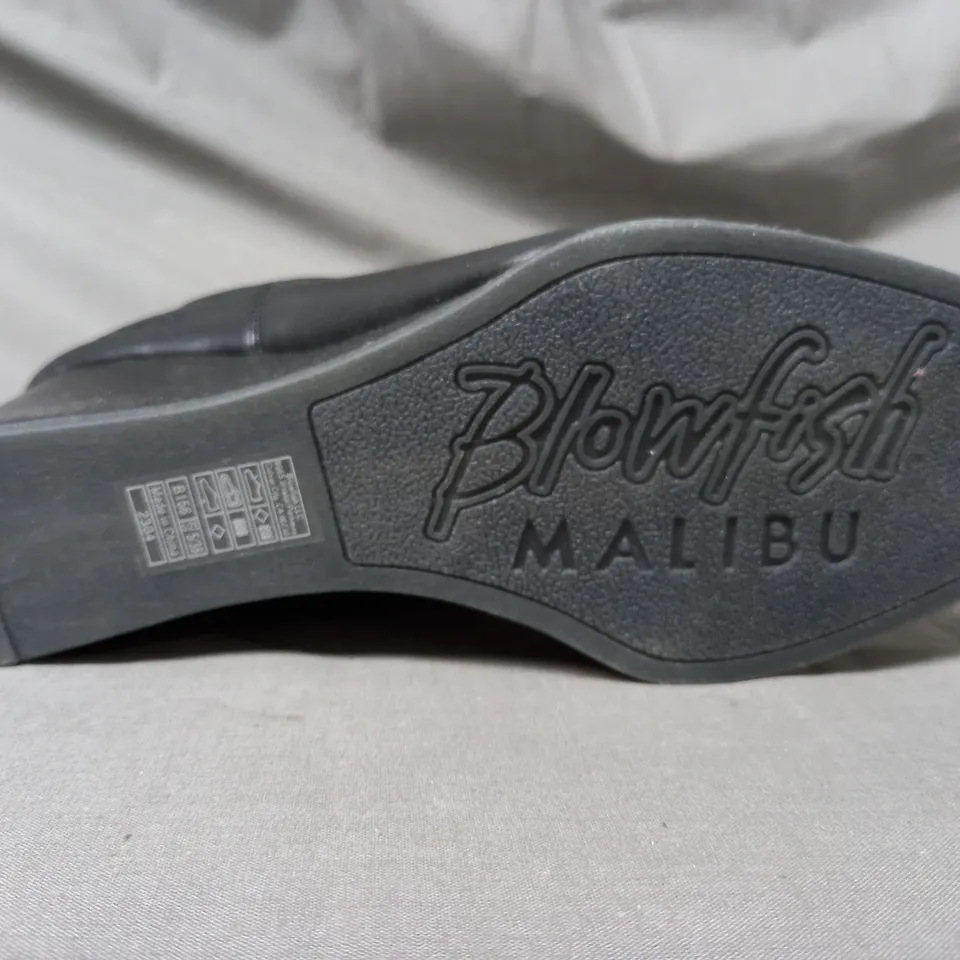 BOXED PAIR OF BLOWFISH MALIBU WEDGE ANKLE BOOTS IN BLACK SIZE 5