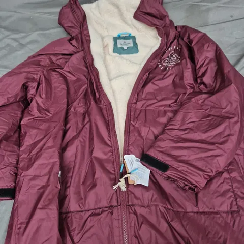 ESCAPISM SHERPA-LINED CHANGING ROBE – WINDSOR WINE