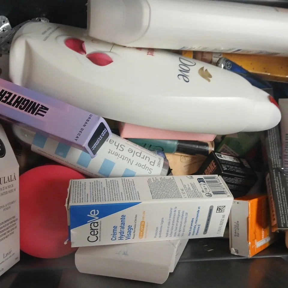 APPROXIMATELY 15 ASSORTED COSMETIC ITEMS INCLUDING VARIOUS MAKES AND BRANDS - COLLECTION ONLY