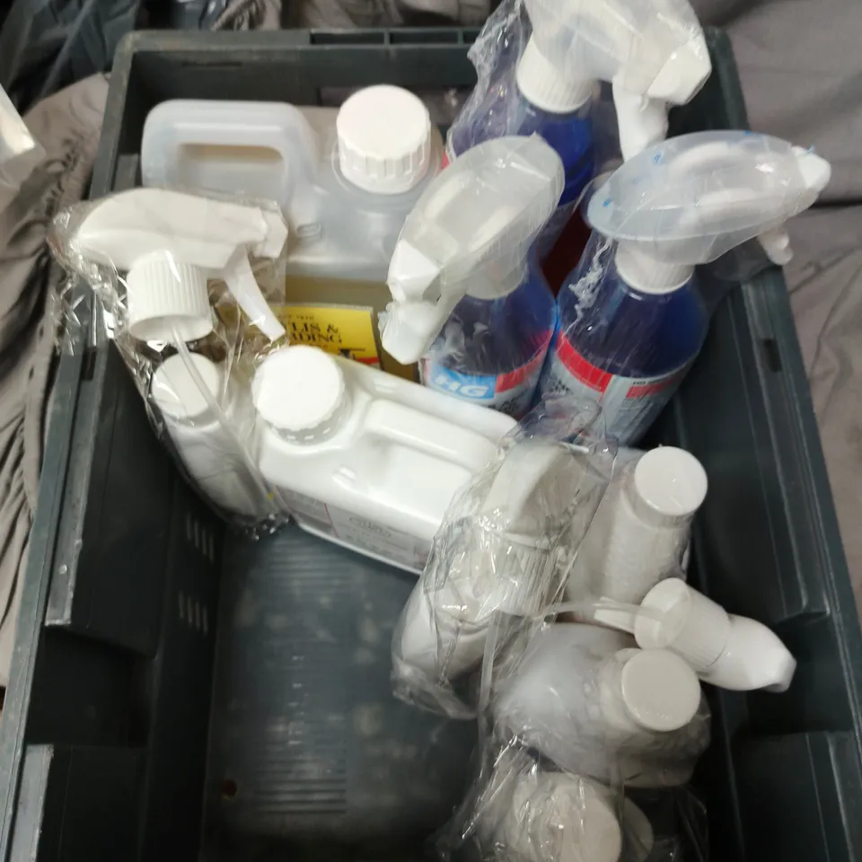 TOTE OF APPROXIMATELY 15 HOUSEHOLD LIQUIDS TO INCLUDE RITUALS HOUSE PERFUME, SMOL WASHING UP LIQUID REFILL AND HG GLASS AND MIRROR CLEANER