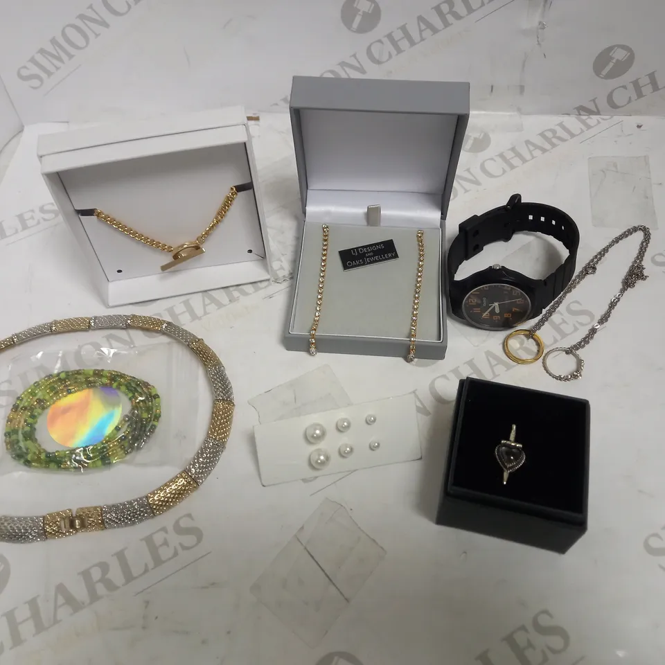 LOT OF APPROXIMATELY 20 JEWELLERY ITEMS, TO INCLUDE EARRINGS, NECKLACES, ETC
