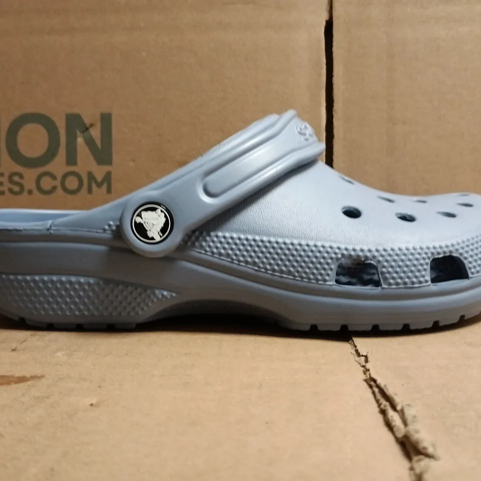 PAIR OF CROCS CLASSIC CLOGS IN BLUE SIZE UK M5/W6
