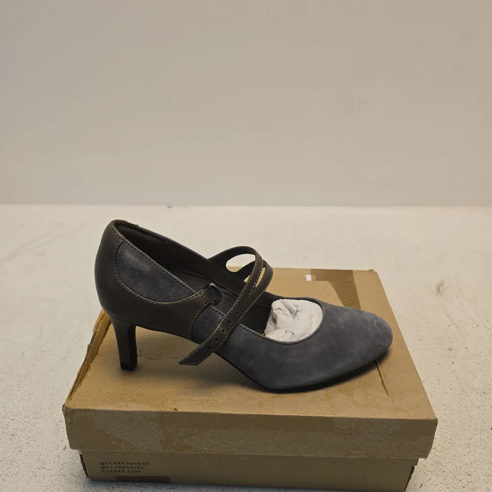 CLARKS DANCER REECE GREY SUEDE MARY JANE HEELS – UK 6