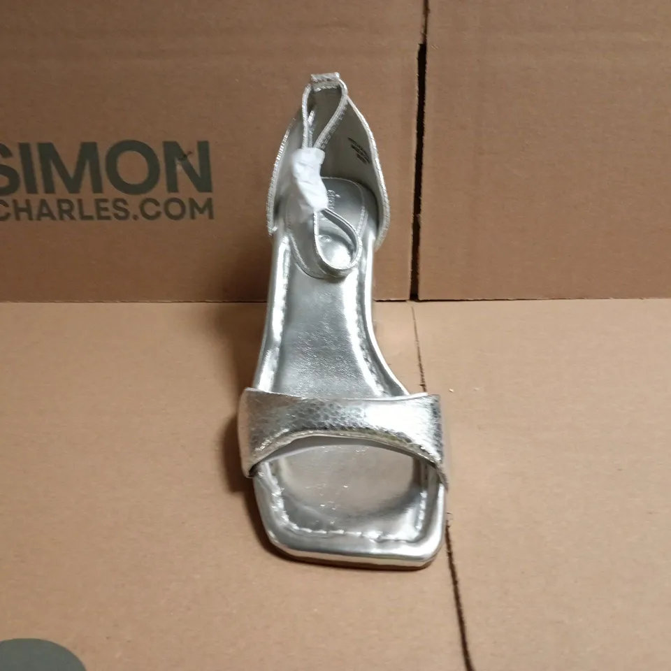 BOXED PAIR OF SIMPLY BE OPEN TOE BLOCK HEEL SANDALS IN METALLIC SILVER SIZE 4
