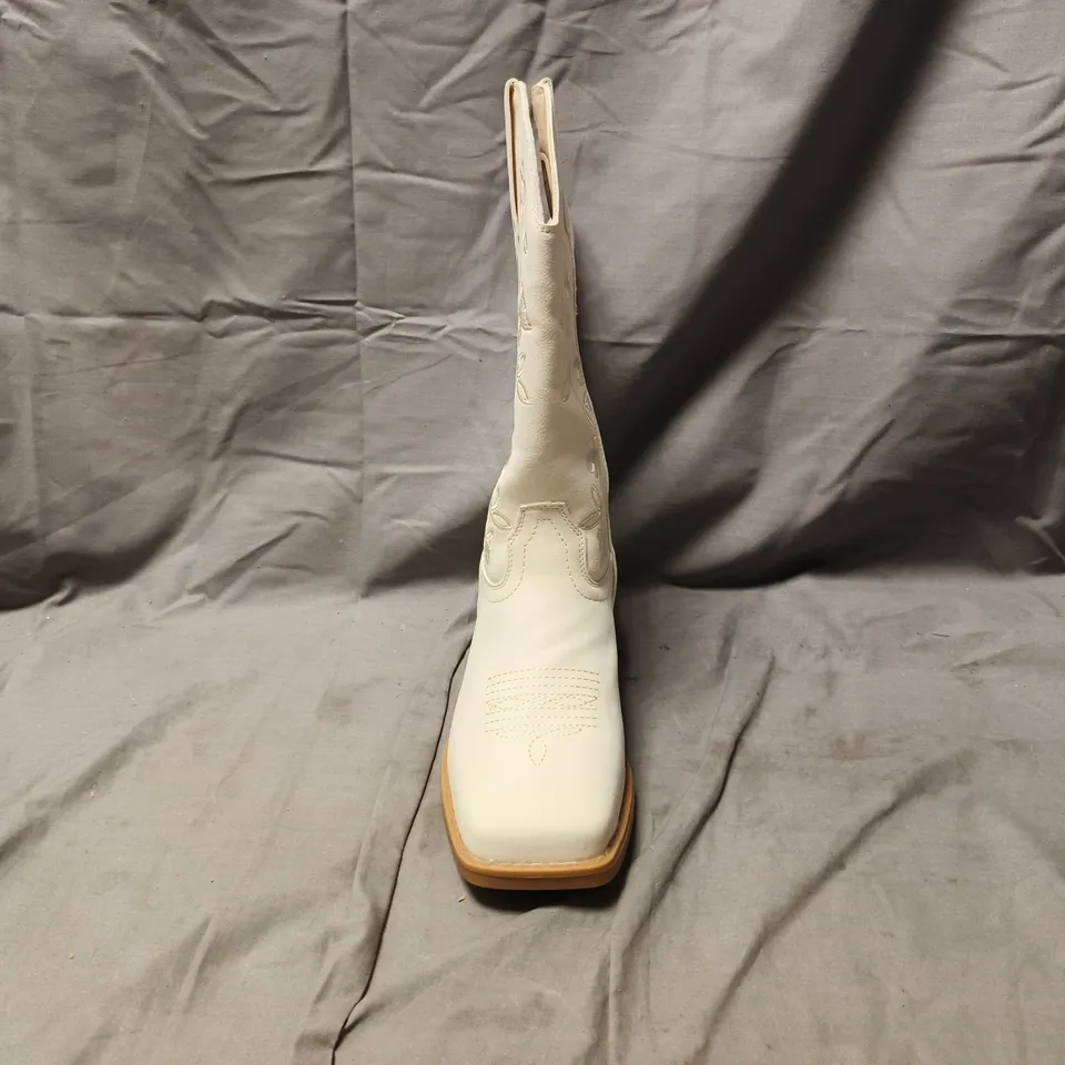BOXED PAIR OF GLAMOROUS WIDE FIT EMBROIDERED WESTERN BOOTS IN CREAM SIZE UK 6