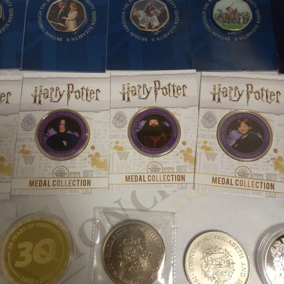 LOT OF APPROXIMATELY 25 COLLECTIBLE COINS & TOKENS