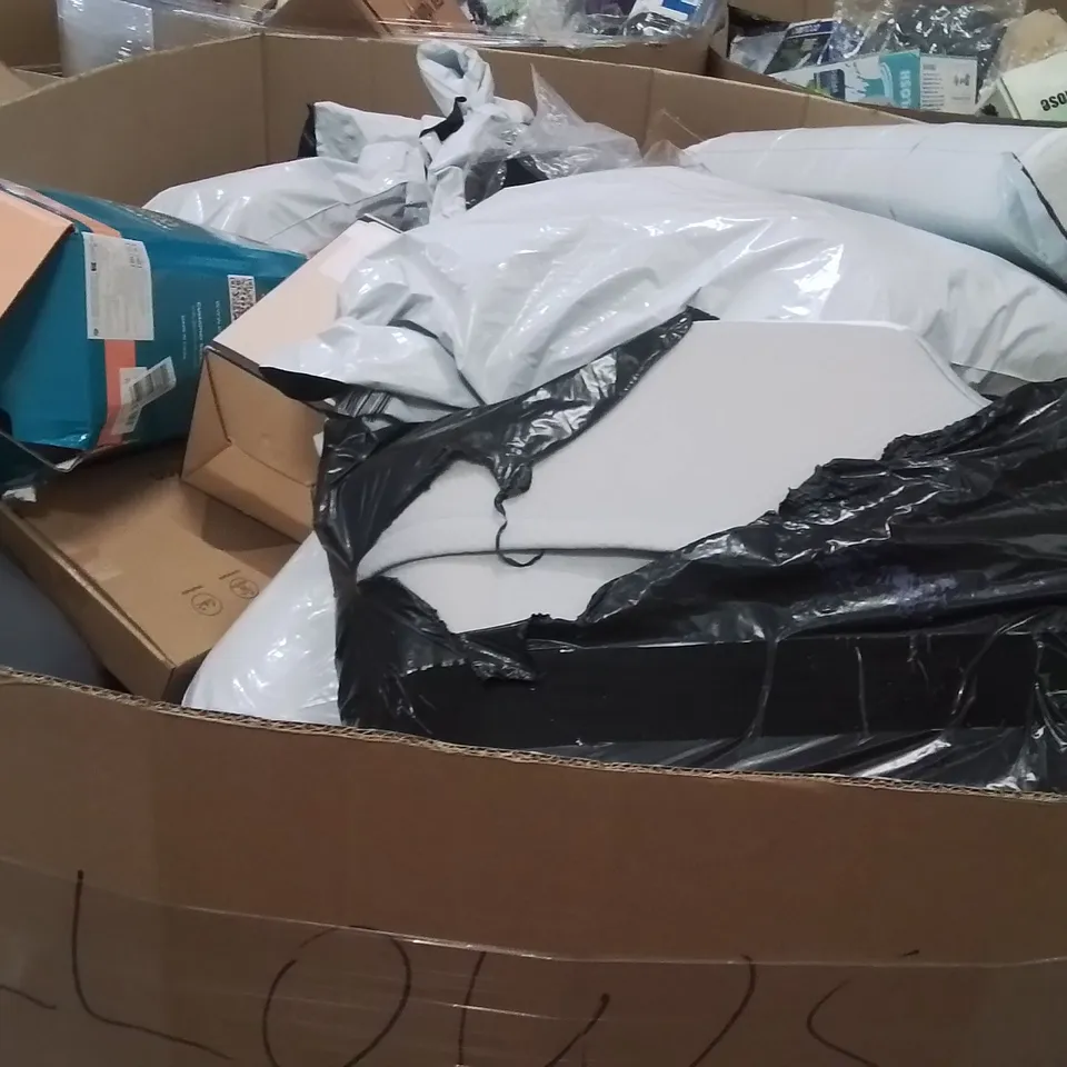 PALLET CONTAINING A LARGE QUANTITY OF PILLOWS