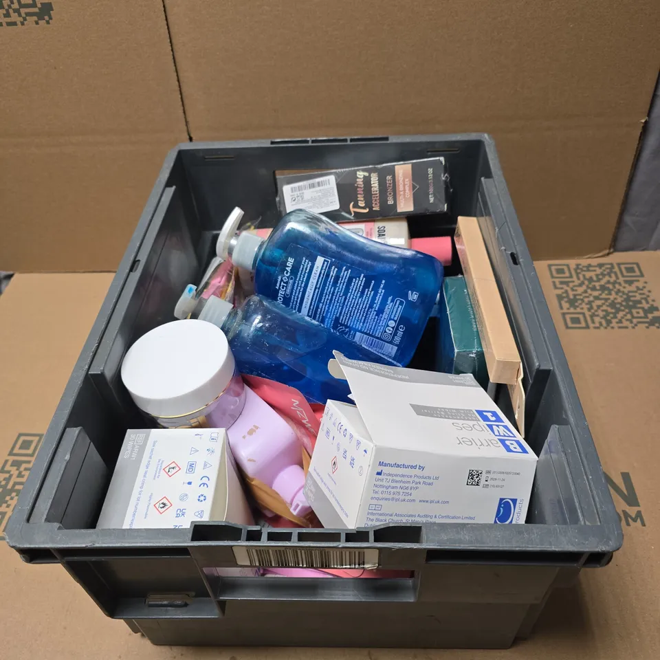 TOTE OF APPROXIMATELY 20 ASSORTED COSMETIC ITEMS TO INCLUDE BOOTS BAMBOO TOOTHBRUSH, ASTONISH HAND WASH, SOAP AND GLORY BODY WASH, VEIL COVER CREAM ETC