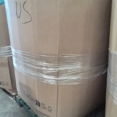 PALLET CONTAINING A LARGE QUANTITY OF PILLOWS