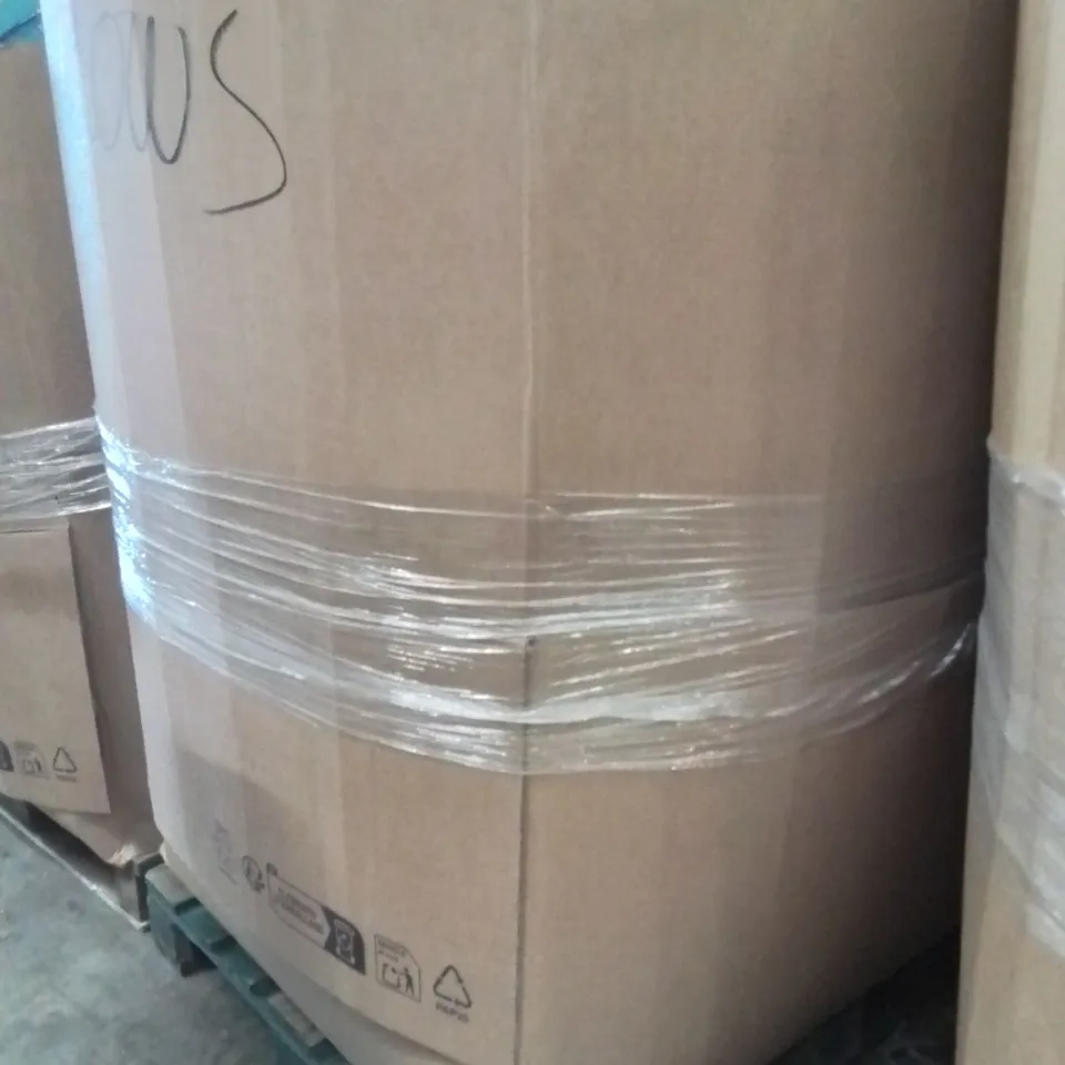 PALLET CONTAINING A LARGE QUANTITY OF PILLOWS