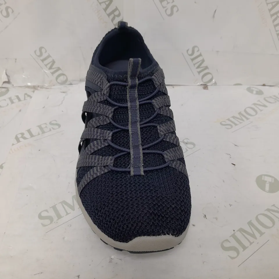 PAIR OF SKECHERS REGGAE 2.0 SHOES IN NAVY SIZE 7