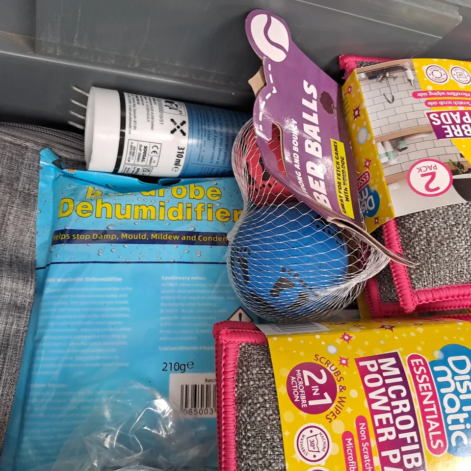 APPROXIMATELY 10 ASSORTED HOUSEHOLD ITEMS TO INCLUDE MICROFIBRE POWER PADS, DRINKING CUP HOLDER, WARDROBE DEHUMIDIFIER, ETC
