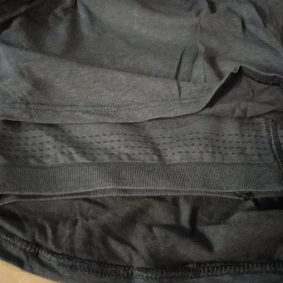 GYMSHARK BLACK SHORTS - M