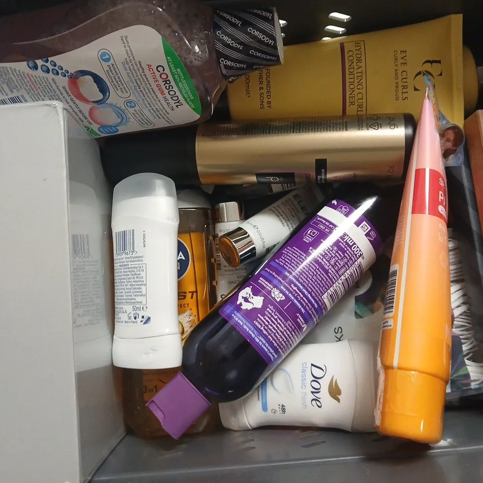 APPROXIMATELY 15 ASSORTED COSMETIC ITEMS INCLUDING VARIOUS MAKES AND BRANDS - COLLECTION ONLY
