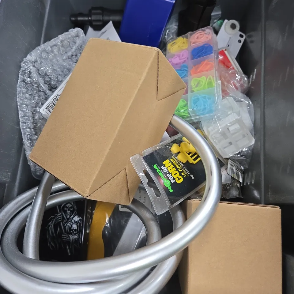 APPROXIMATELY 10 ASSORTED HOUSEHOLD PRODUCTS TO INCLUDE KEY RING, KNITTING NEEDLES, MAGNIFYING GLASS ETC