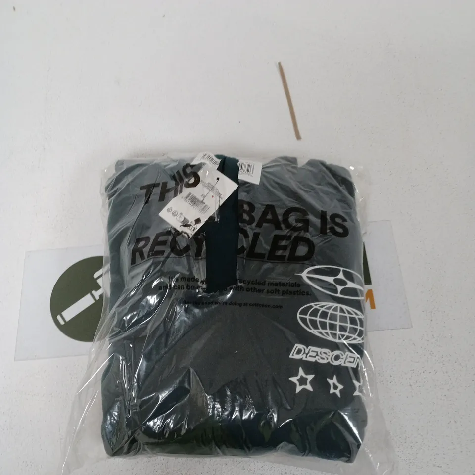BOX OF APPROXIMATELY 15 ASSORTED CLOTHING ITEMS TO INCLUDE: BOX FIT GRAPHIC HOODIE