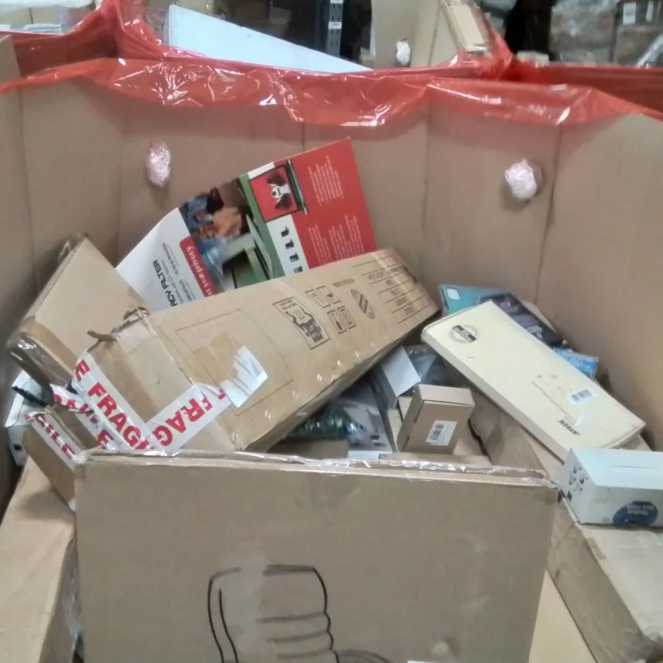 PALLET OF ASSORTED HOUSEHOLD GOODS AND PRODUCTS TO INCLUDE;DOG CRATE,FOLDING CHAIR MAT,STEEL CAT LITTER TRAY 