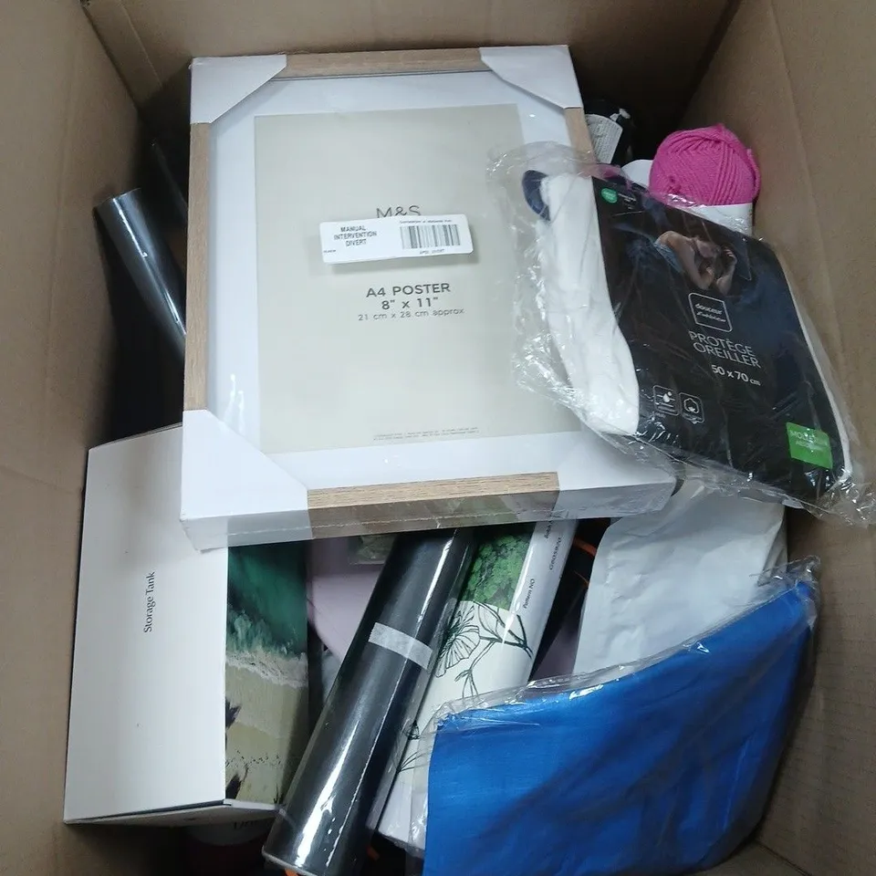 BOX OF APPROXIMATELY 10 ASSORTED ITEMS INCLUDING FUSION DIM OUT EYELET CURTAINS, ELITE HOME COLLECTION HANDWOVEN THROW AND SOME DROPS DAISY MERINO WOOL