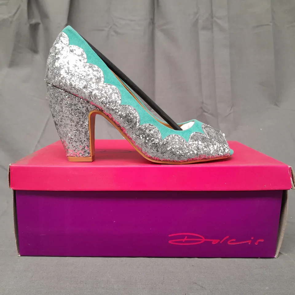 BOXED PAIR OF DOLCIS PEEP TOE BLOCK HEEL SHOES IN TEAL/METALLIC SILVER W. GLITTER EFFECT UK SIZE 3