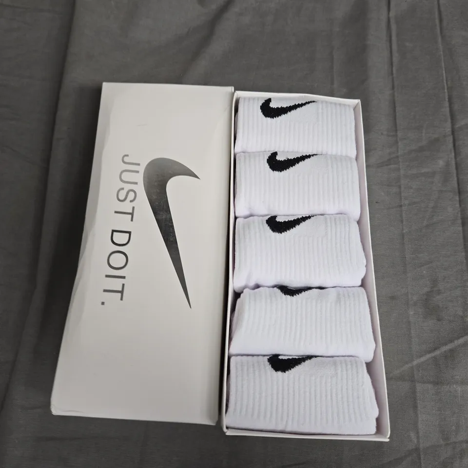 BOXED NIKE CREW SOCKS - X5