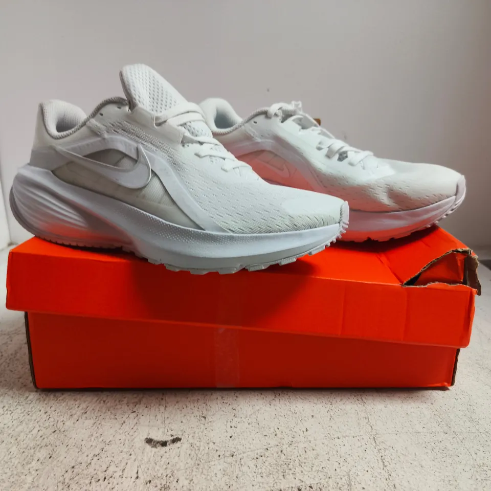 BOXED PAIR OF NIKE DOWNSHIFTER 14 TRAINERS IN WHITE SIZE UK 7