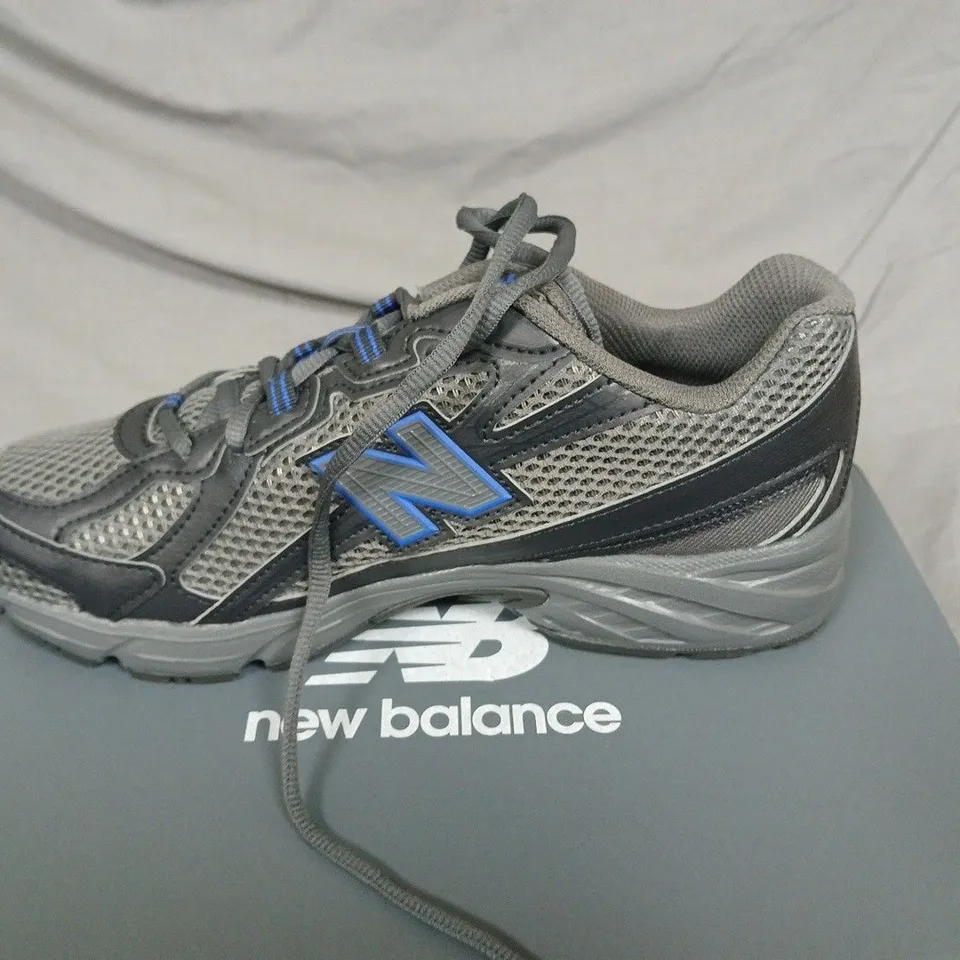 BOXED NEW BALANCE RUNNING SHOES IN GREY/BLUE - UK 5.5