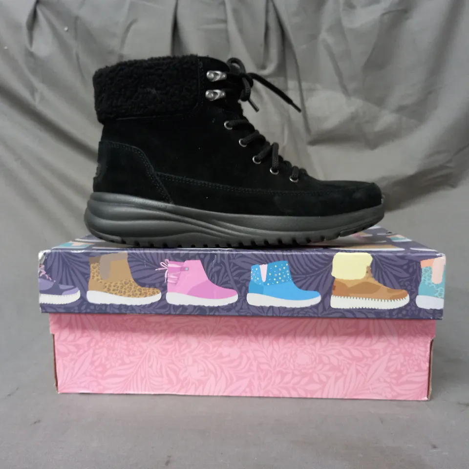 BOXED PAIR OF SKECHERS GO WALK BOOTS IN BLACK SIZE 4