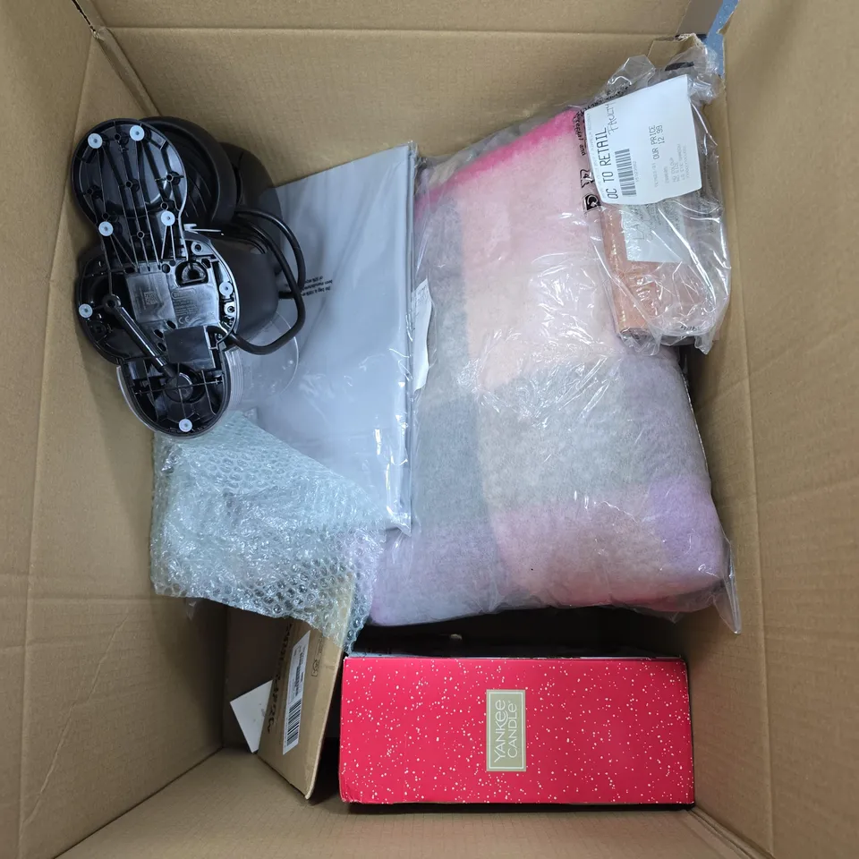 BOX OF APPROXIMATELY 10 ASSORTED ITEMS TO INCLUDE BEDDING ETC