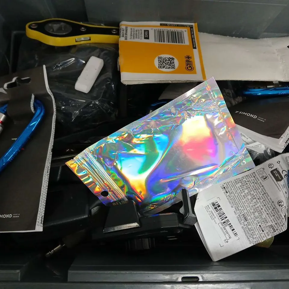 APPROXIMATELY 12 ASSORTED VEHICLE PARTS & ACCESSORIES TO INCLUDE OIL FILTER, EXHAUST SYSTEM SEALANT, SYNCHRONOUS MOTOR, ETC