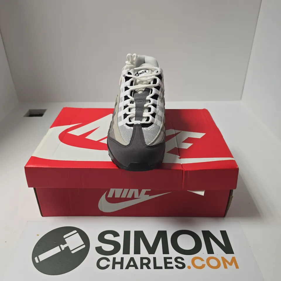BOXED PAIR OF NIKE AIR MAX 95 OG TRAINERS IN BLACK/WHITE - UK 8.5