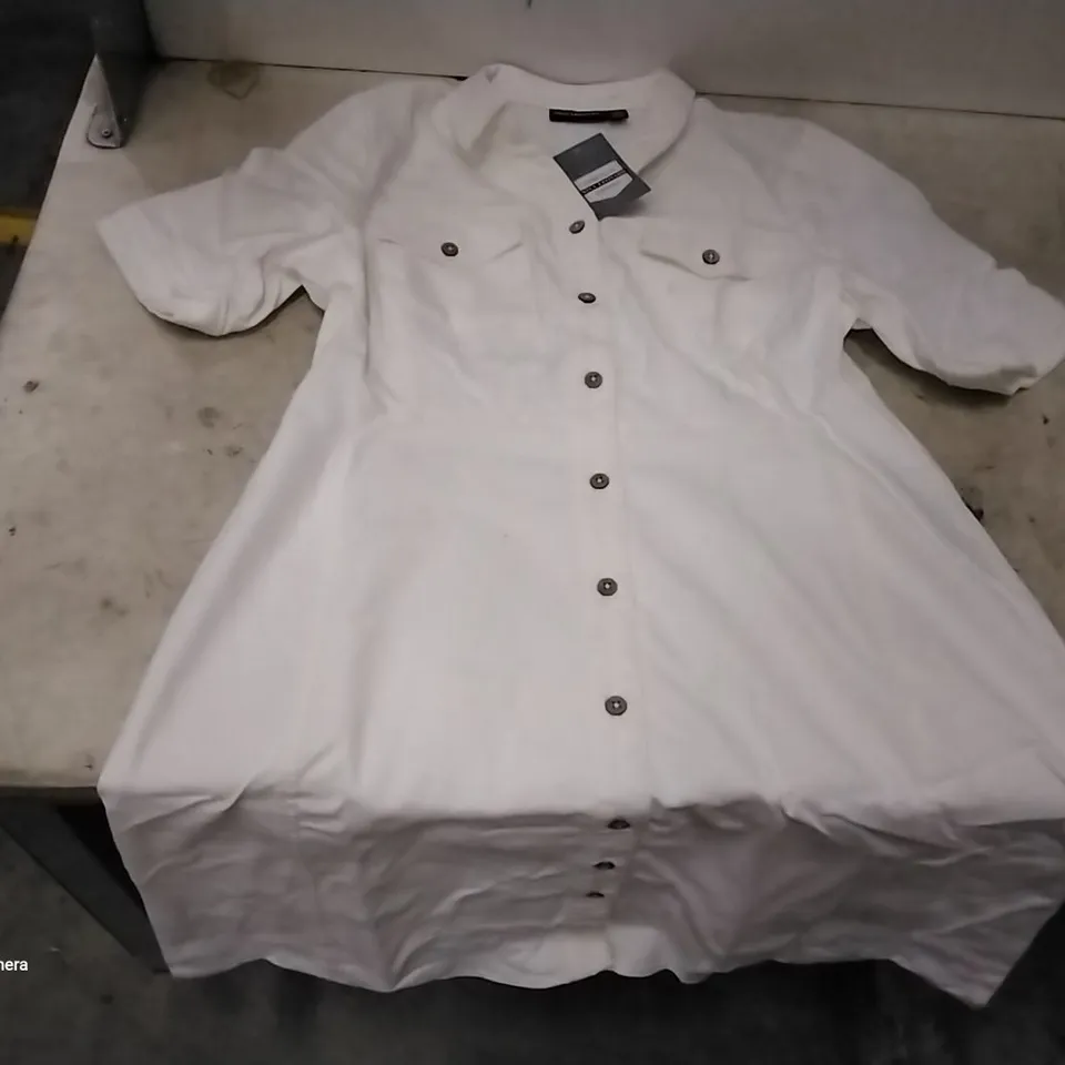 BOX OF 16 BRAND NEW ELBOW SLEEVE BUTTON UP WHITE STRETCH DENIM DRESS BY NINA LEONARD INDIGO - SIZE L 