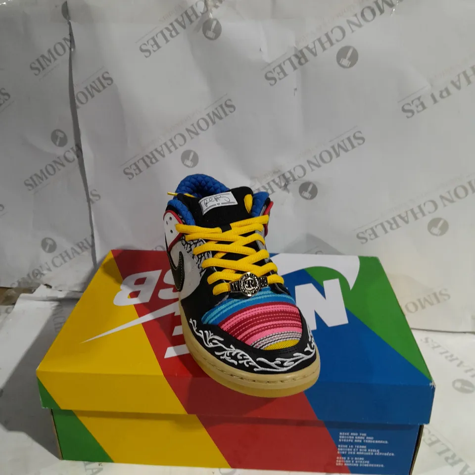 BOXED NIKE SB DUNK LOW OG TRAINERS SIZE 9