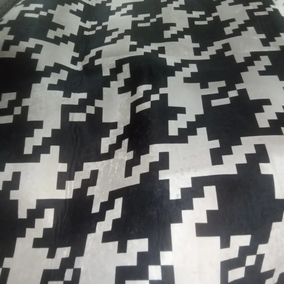 ENRIQUE FLATWEAVE BLACK/WHITE RUG 120X150CM