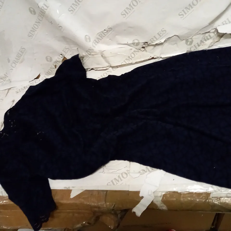 LOT OF APPROXIMATELY 5 ASSORTED CLOTHING ITEMS