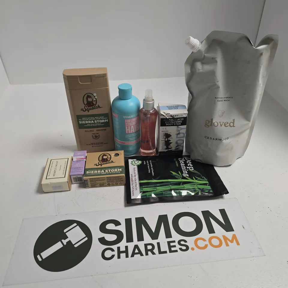 APPROXIMATELY 15 ASSORTED HEALTH & BEAUTY PRODUCTS TO INCLUDE GLOVED CEDARWOOD HANDWASH, DR SQUATCH SOAP, SO.? CANDY FLOSS BODY MIST, ETC - COLLECTION ONLY