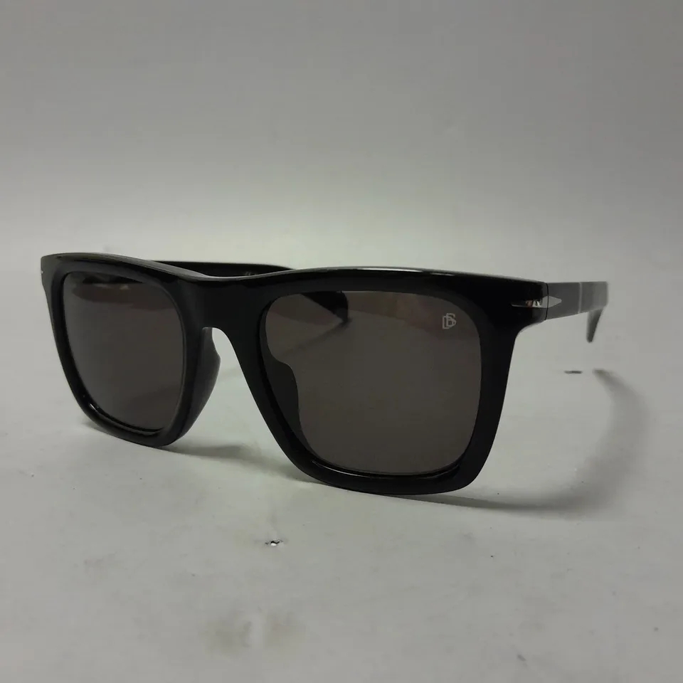 BOXED MEN'S DAVID BECKHAM DB 7066/F/S SUNGLASSES IN BLACK