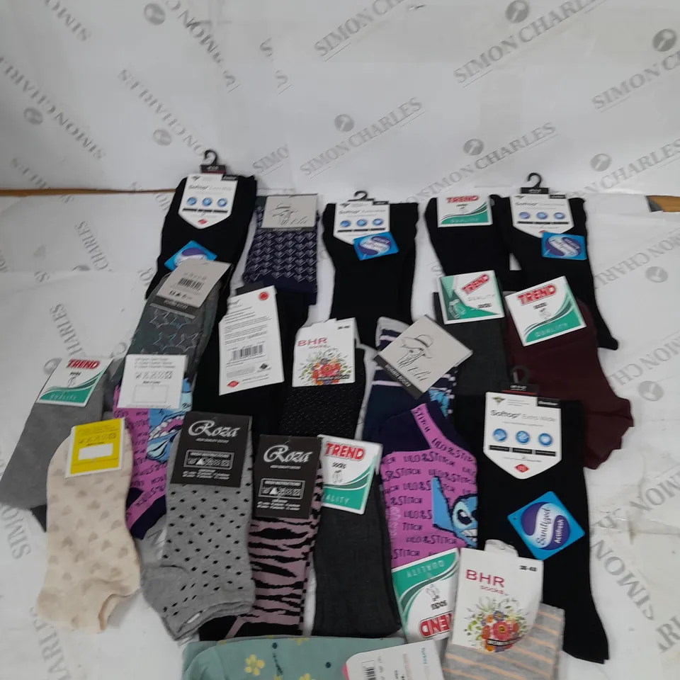 APPROXIMATLY 20 PAIRS OF ASSORTED SOCKS