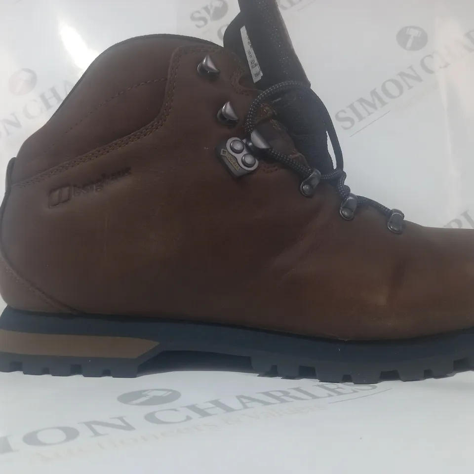 BOXED PAIR OF BERGHAUS HILLWALKER II GTX BOOTS IN BROWN UK SIZE 10