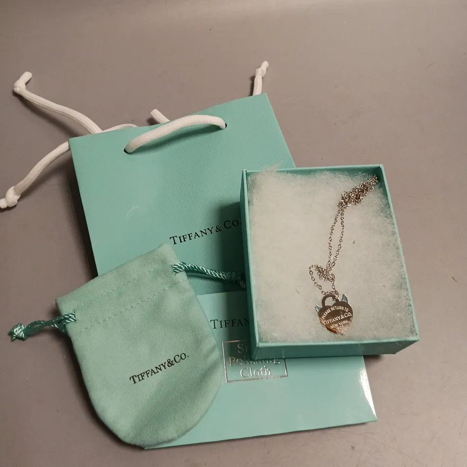 TIFFANY&CO NECKLACE IN SILVER HEART DESIGN INCLUDES BOX, POUCH, POLISHING CLOTH AND GIFT BAG