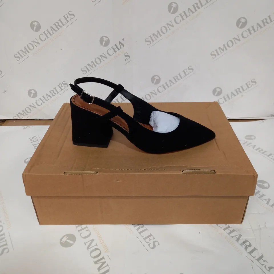 BOXED PAIR OF ASOS DESIGN WIDE FIT SYDNEY SLINGBACK MID HEELS - BLACK, SIZE 4