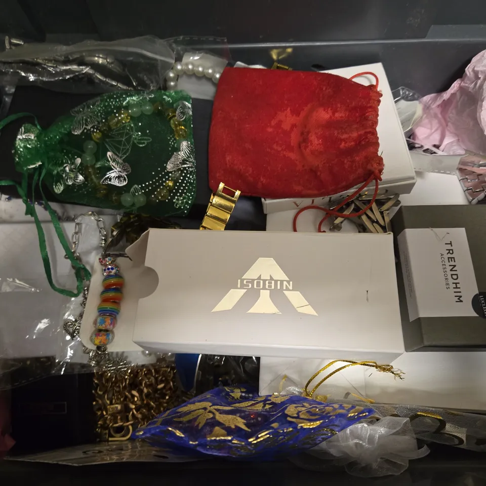 APPROXIMATELY 15 ASSORTED JEWELLERY ITEMS TO INCLUDE - WATCHES, RING , EARRINGS ETC