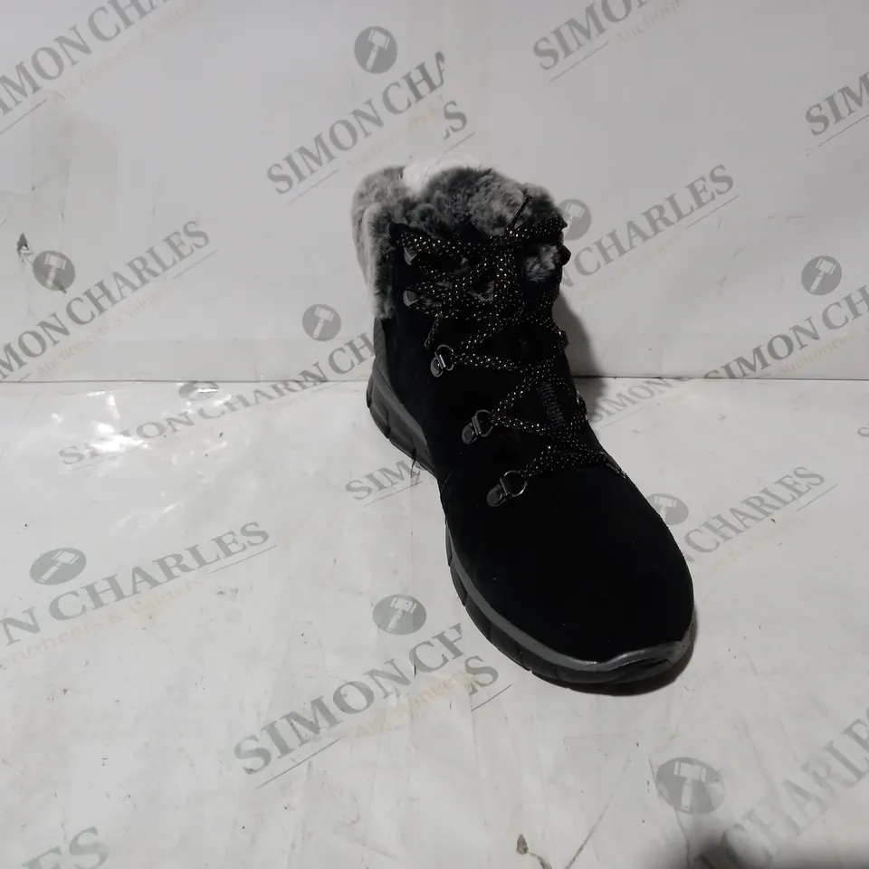 BOXED PAIR OF SKECHERS SYNERGY LACE BOOTS IN BLACK UK SIZE 6